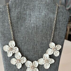 Elegant Floral Necklace in White and Gold
